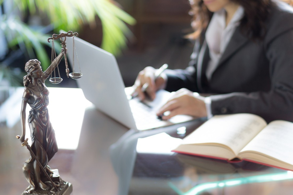 curso-de-direito-conheca-areas-promissoras-forma-area-estacio