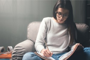 mulher na rotina de estudos
