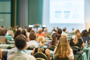 alunos em auditório na semana acadêmica