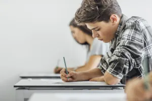 garoto estudando no novo ensino médio