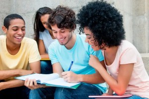 Grupo de alunos conversando sobre faculdades rápidas de até 2 anos.